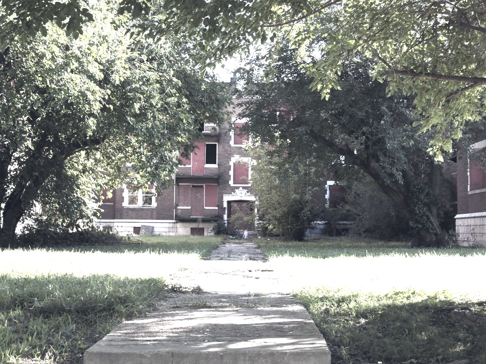 A brick courtyard apartment building